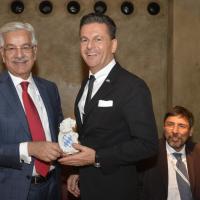 Economy Talks, February 2016: Consul Dr. Poetis presenting Bavarian lion to H.E. Khawaja Asif, Minister of Defence of Pakistan