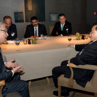 Economy Talks, February 2015: In deep discussions: His Excellency Pakistani Minister of Defence Khawaja Asif and Vice- Foreign Minister of China Liu Zhenmin (front); (back from left to right) H.E. Pakistani Ambassador Hasan Javed, Pakistani Consul General Dr. Imtiaz Kazi, Pakistani Honorary Consul Dr. Pantelis Christian Poetis; (Photo: Schunk)