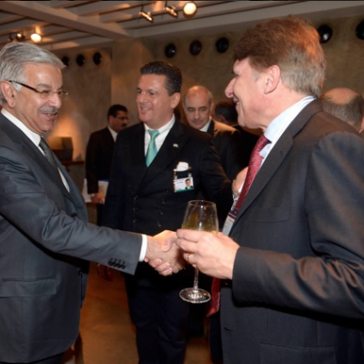 Economy Talks, February 2015: Minister of Defence Khawaja Asif with Christian Uhlik, Schoeller AG (Photo: Schunk)